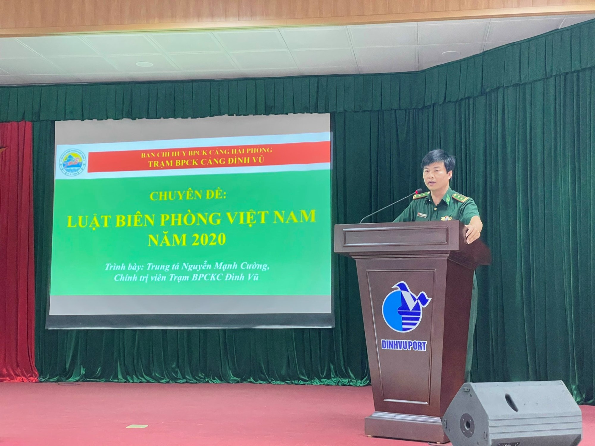 Trung tá Nguyễn Mạnh Cường - Chính trị viên Trạm BPCK Cảng Đình Vũ phổ biến Luật Biên phòng Việt Nam