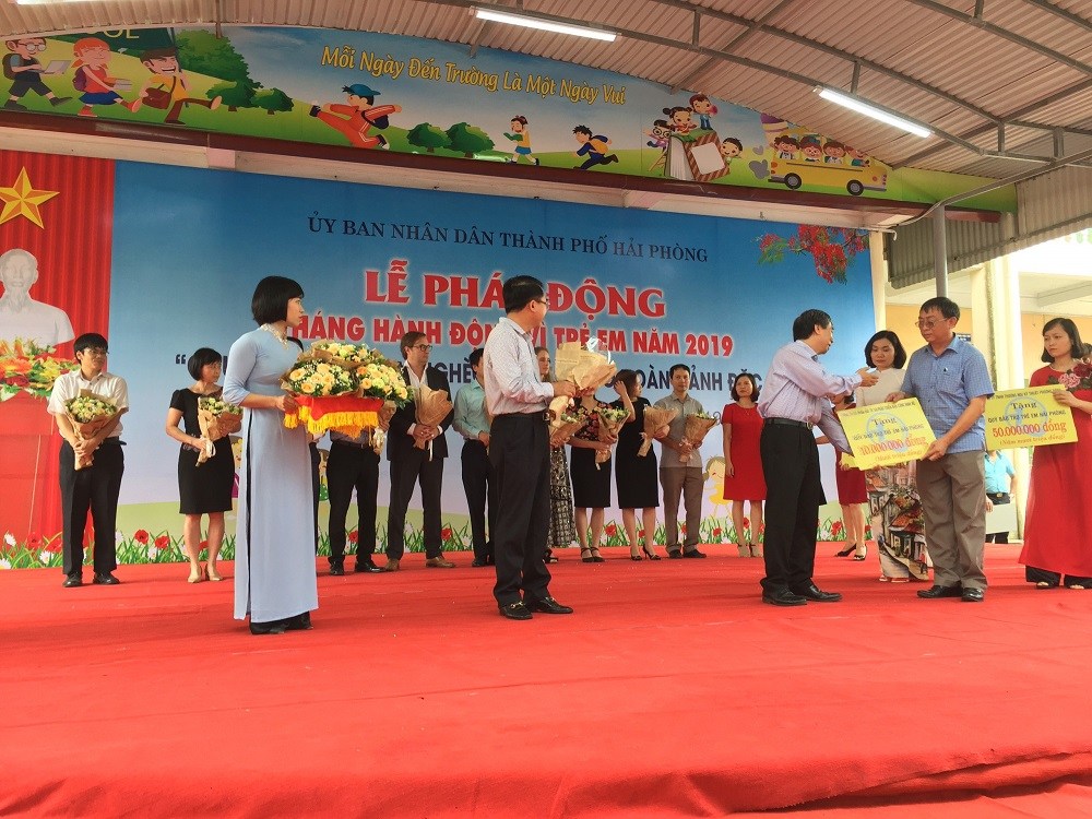 Chủ tịch Công đoàn Đàm Lê Dũng đại diện Cảng Đình Vũ trao tặng 10.000.000 đồng cho Quỹ Bảo trợ trẻ em Hải Phòng