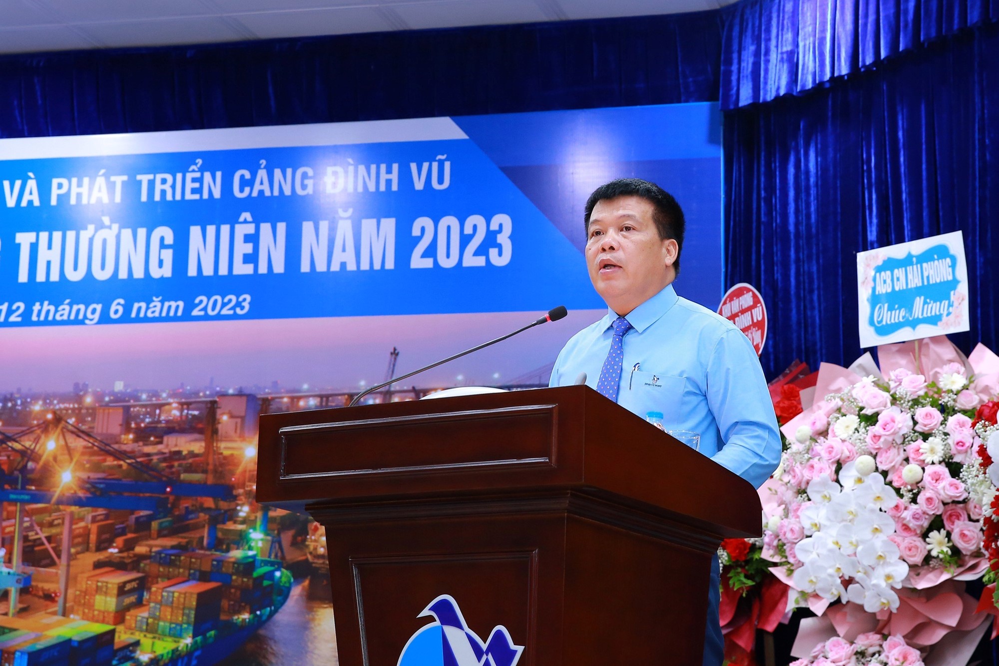 Ông Cao Văn Tĩnh thay mặt Đoàn chủ tịch trình bày Báo cáo của HĐQT về kết quả SXKD 2022, nhiệm kỳ 2018-2023 và kế hoạch năm 2023
