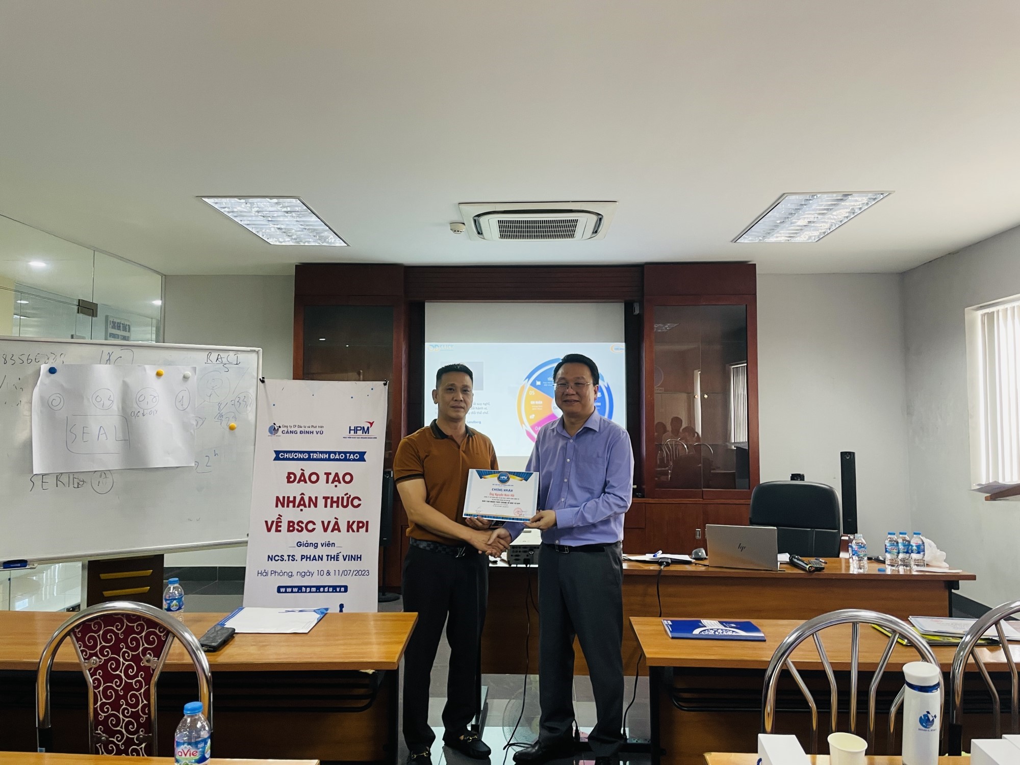 NCS-Tiến sĩ Phan Thế Vinh trao Chứng nhận hoàn thành chương trình đào tạo cho học viên