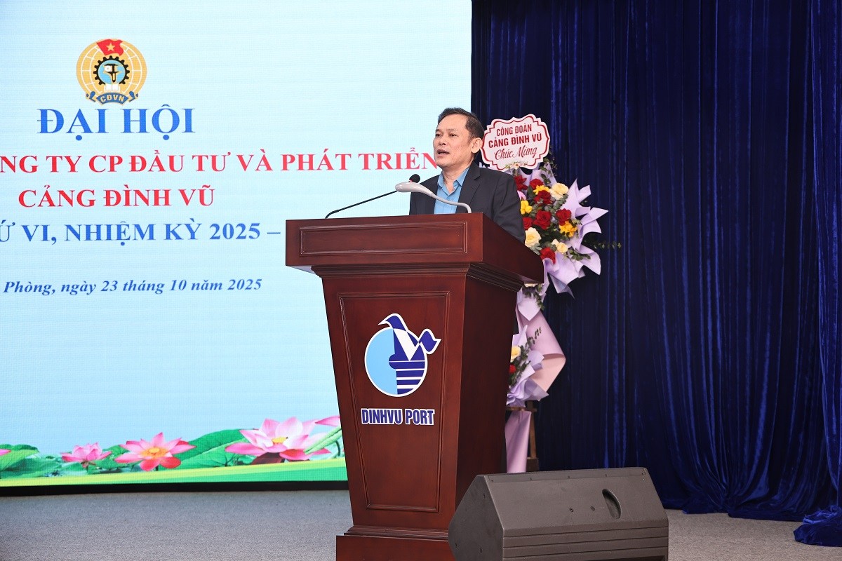 Đồng chí Tô Đình Sơn - Chủ tịch CĐ Cảng Hải Phòng phát biểu chỉ đạo tại Đại hội