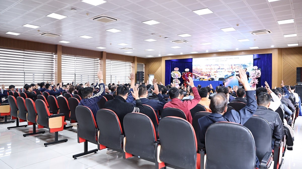 Đại biểu biểu quyết thông qua chương trình làm việc