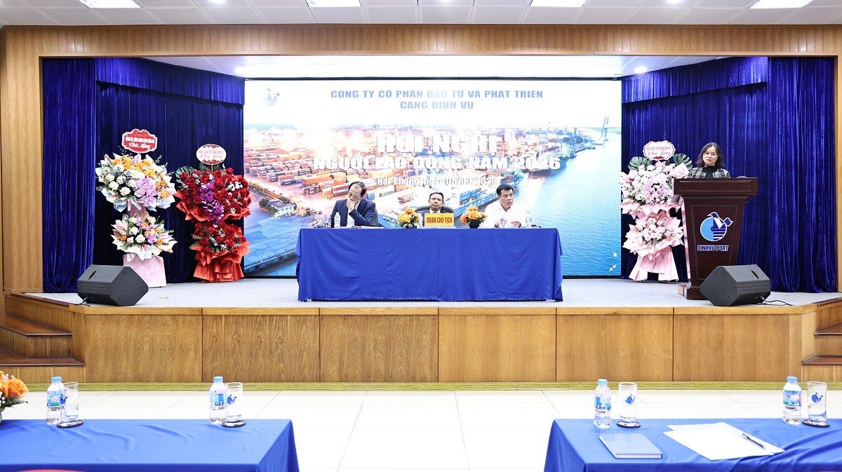 Bà Hồ Mai Chi - Phó Chủ tịch Công đoàn Cảng Hải Phòng phát biểu tại Hội nghị