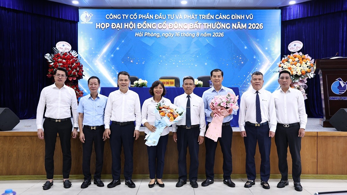 Đoàn Chủ tịch thay mặt ĐH tặng hoa tri ân các thành viên không tiếp tục tham gia HĐQT và BKS nhiệm kỳ 2023-2028