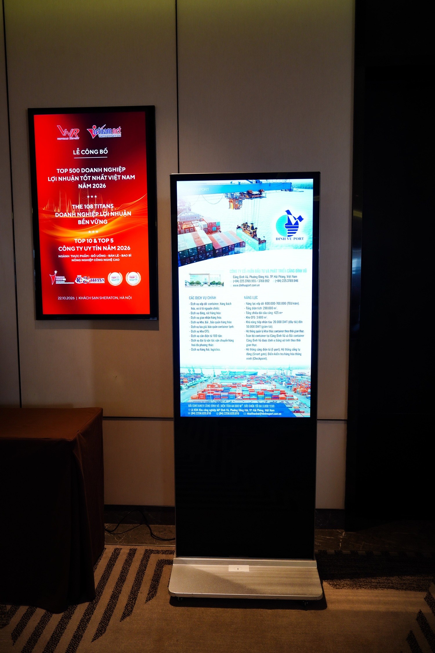 Standee quảng bá các doanh nghiệp tham gia sự kiện